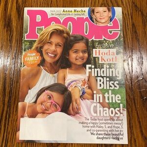 People Magazine - August 29 2022 - Hoda Kotb - Anne Heche      women’s magazines